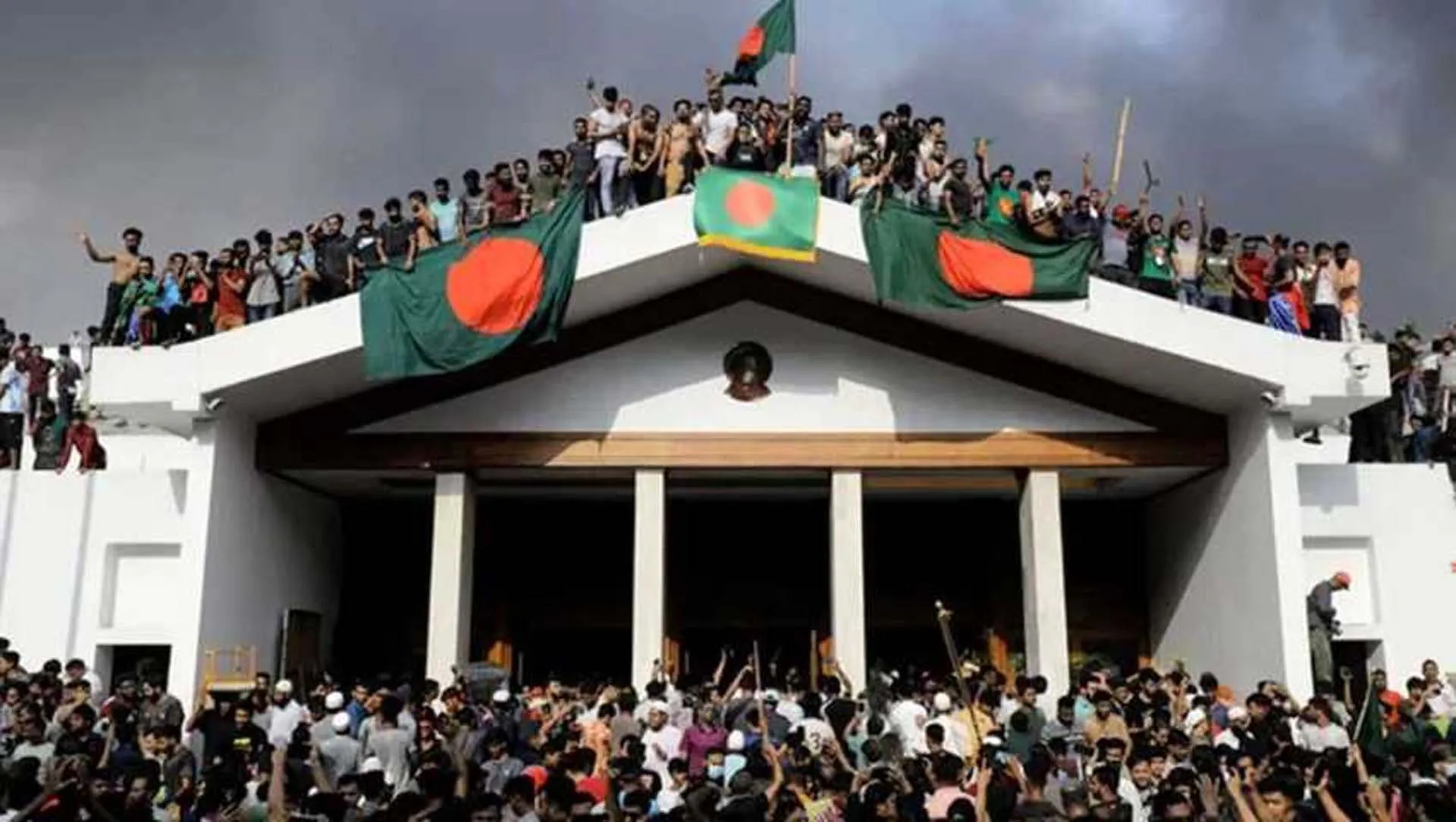 ৫ আগস্ট জুলাই ঘোষণাপত্র উপস্থাপন